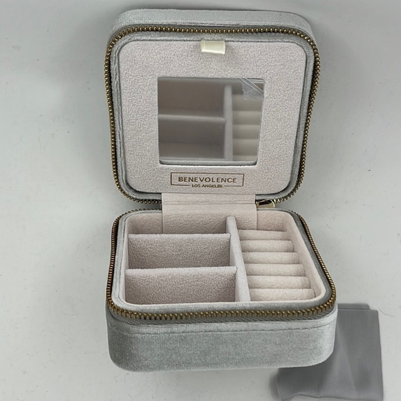 Velvet Sage: The Ultimate Travel Jewelry Box for Wanderlust Fashionistas! - Picture 12 of 13